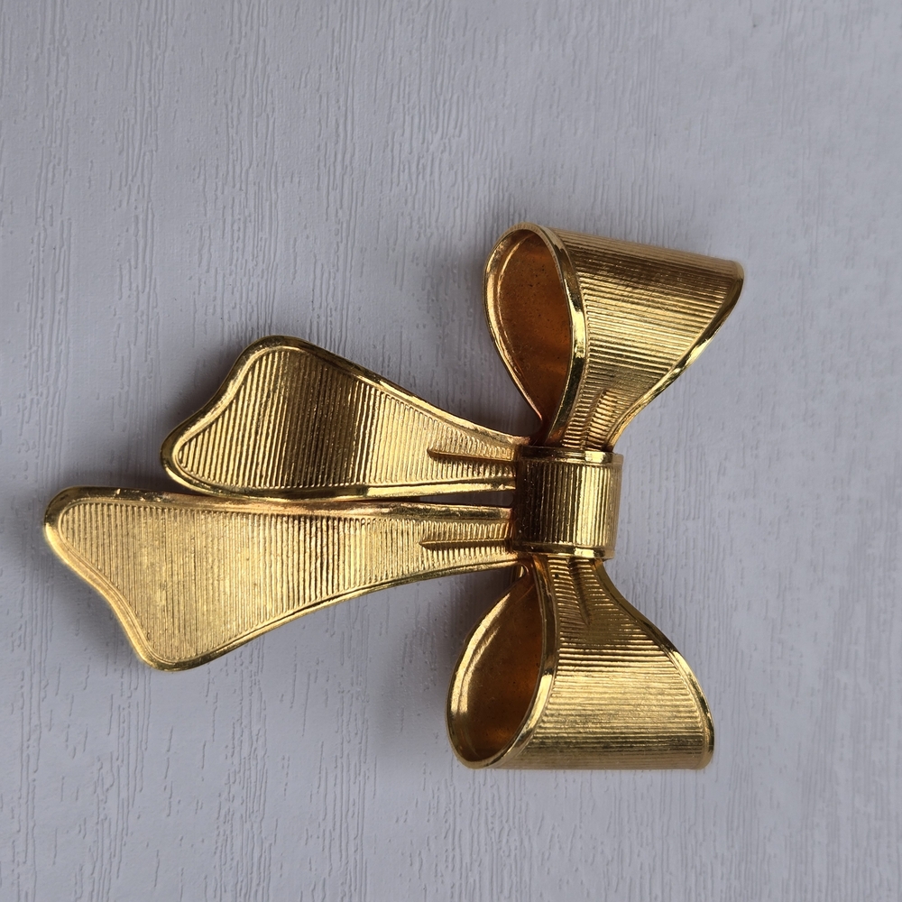 Elegant Gold Bow Brooch